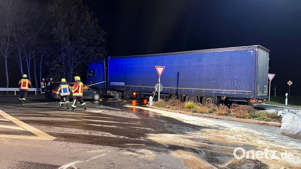 Nach einem Zusammenstoß zwischen einem Auto und einem Lastwagen flossen mehrere Hundert Liter Diesel über die &quot;Ponnath-Kreuzung&quot;. Fast sechs Stunden waren die Feuerwehren Kemnath, Höflas und Kötzersdorf mit der Straßenreinigung beschäftigt. Bild: Feuerwehr Kemnath
