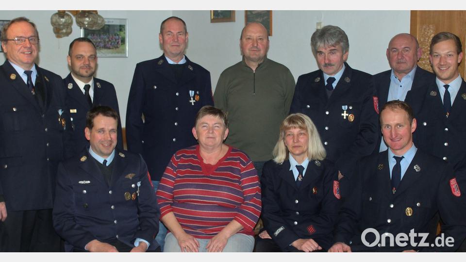 Aktive werden für 25- und 40-jährigen Dienst bei der Feuerwehr Adlholz ausgezeichnet (sitzend, von links): Robert Graf, Monika Härtl, Anita Graf und Vorsitzender Florian Siegler; stehend (von links): Erster Kommandant Reinhard Bauer, Kreisbrandmeister Michael Iberer, Ludwig Luber, Hans-Jürgen Graf, Franz Meiler, Zweiter Bürgermeister Georg Götz und Zweiter Kommandant Michael Götz. Bild: M. Rauscher/exb