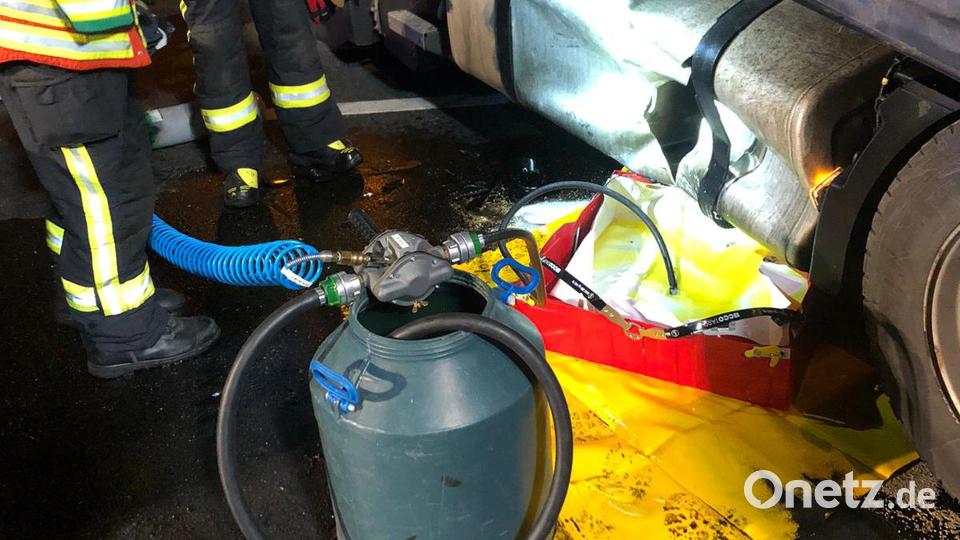 Auch Sonderausrüstung war erforderlich, um das Schadensausmaß und damit eine weitere Umweltgefährdung einzudämmen. Bild: Feuerwehr Kemnath