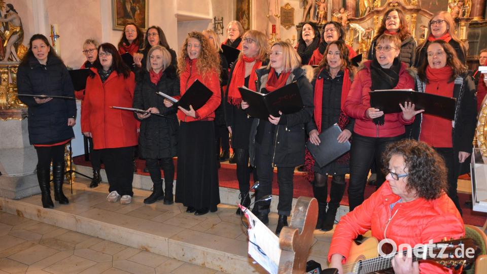 Der Gospelchor „Just for Joy“ brachte Schwung in die Pfarrkirche. Bild: jr