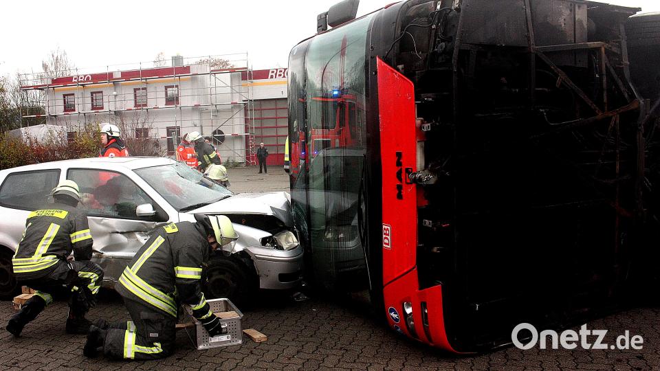 Das gestellte Szenario: der Pkw stößt frontal mit dem Linienbus zusammen und kippt diesen um. Bild: R. Kreuzer