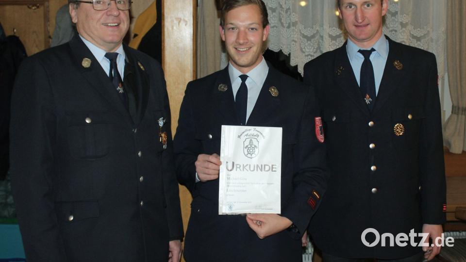 Nach den abgelegten Lehrgängen an der staatlichen Feuerwehrschule wurde zweiter Kommandant Michael Götz zum Löschmeister befördert. Auf dem Bild von links nach rechts: Erster Kommandant Reinhard Bauer, zweiter Kommandant Michael Götz, Vorstand Florian Siegler. Bild: M. Rauscher/exb