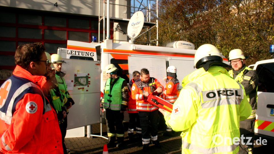 Besprechung der Lage mit Rettungsdienst und Feuerwehr. Bild: R. Kreuzer