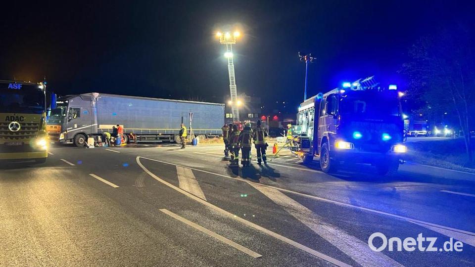 Nach einem Zusammenstoß zwischen einem Auto und einem Lastwagen flossen mehrere hundert Liter Diesel über die &quot;Ponnath-Kreuzung&quot;. Fast sechs Stunden waren die Feuerwehren Kemnath, Höflas und Kötzersdorf mit der Straßenreinigung beschäftigt. Bild: mde