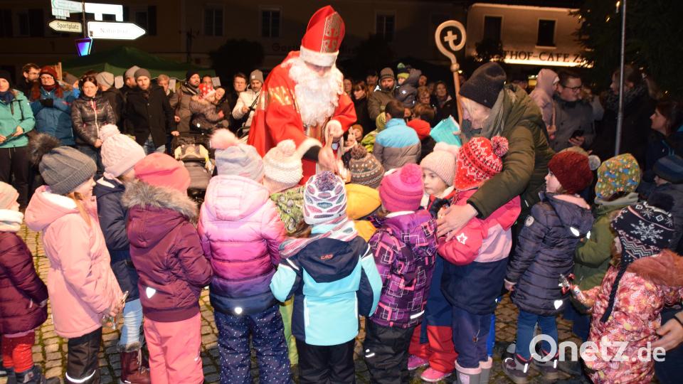 Der Nikolaus beschenkte die Kindergartenkinder, die ihm ein Lied sangen. Bild: wku
