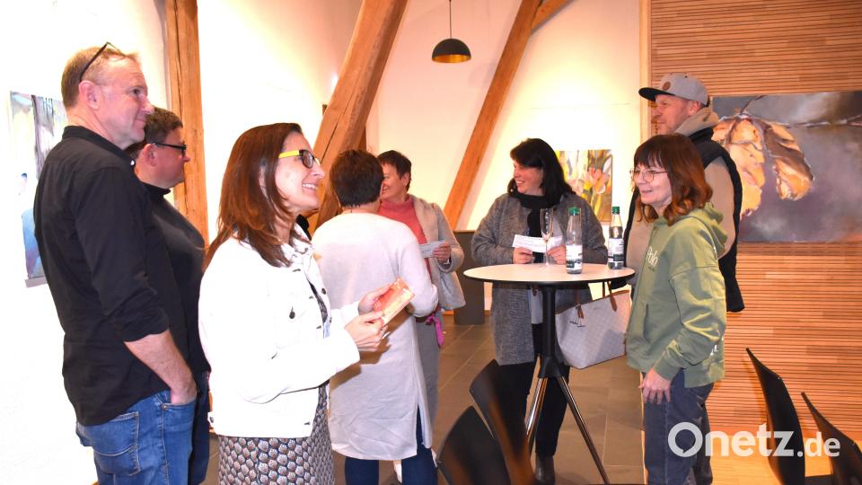 Nach dem offiziellen Teil blieben die Gäste gerne zum Plaudern und um die Kunst zu genießen. Bild: ubb