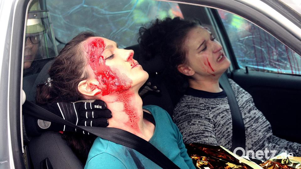 Die beiden jungen Frauen im Pkw sind schwerverletzt. Bild: R. Kreuzer
