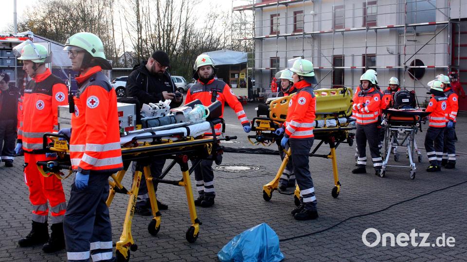 Die mobilen Fahrtragen stehen aufgereiht für die Personen im Bus bereit. Bild: R. Kreuzer
