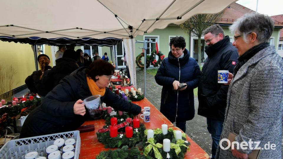 Bei zweiter Vorsitzenden Agnes Härtl gibt es Adventkränze und Punsch. Bild: gz