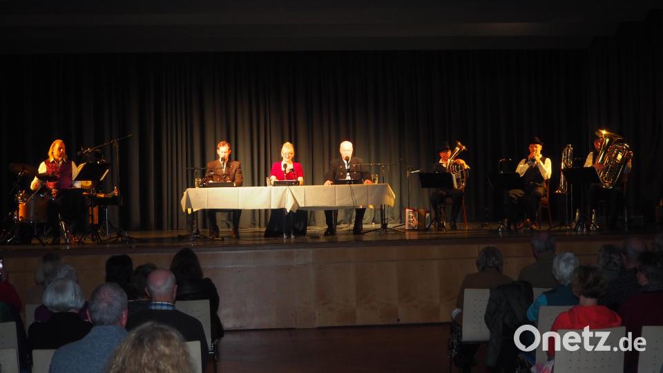 Die Schauspieler Stefan Murr, Johanna Birkenbinder und Heinz-Josef Braun (Mitte, von links) lassen in der Nuestädter Stadthalle den Wildschütz Jennerwein wieder lebendig werden. Bild: stn