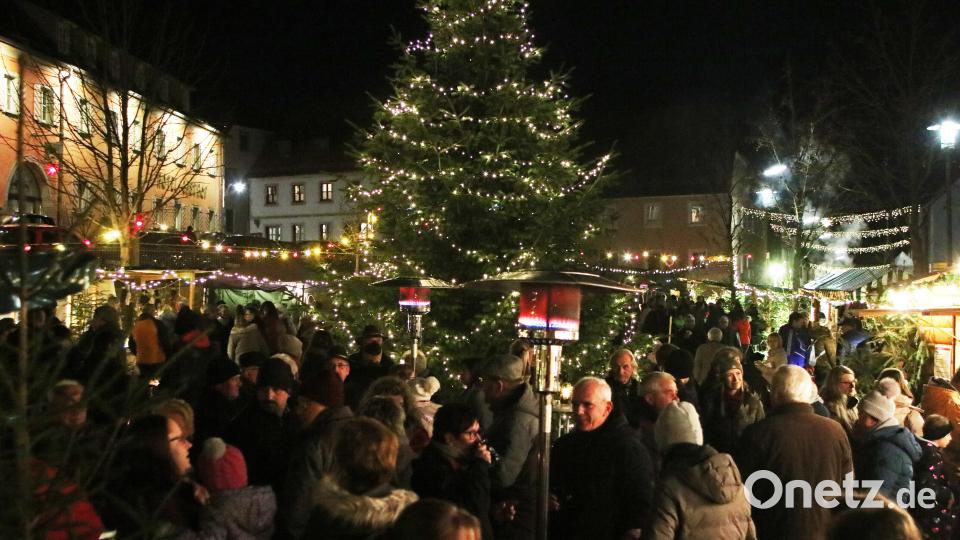 Der Adventsmarkt in Floß lockte wieder viele Besucher an. Bild: Stephan Landgraf/exb