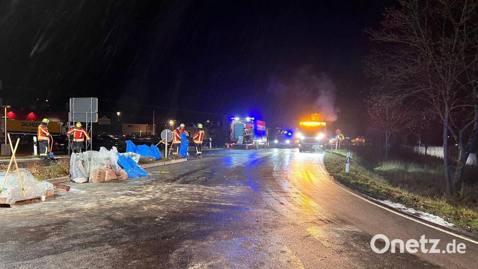 Nach einem Zusammenstoß zwischen einem Auto und einem Lastwagen flossen mehrere hundert Liter Diesel über die &quot;Ponnath-Kreuzung&quot;. Fast sechs Stunden waren die Feuerwehren Kemnath, Höflas und Kötzersdorf mit der Straßenreinigung beschäftigt. Bild: Feuerwehr Kemnath