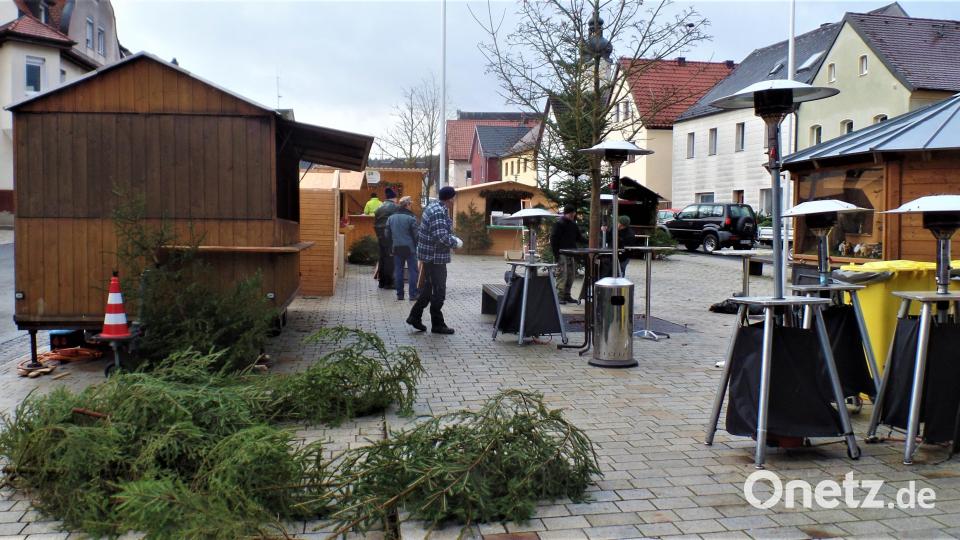 Vor dem Feiern beim Weihnachtsmarkt gibt es für die teilnehmenden Vereine eine Menge zu tun, damit am Abend alles für die Besucher fertig ist. Archivbild: jml