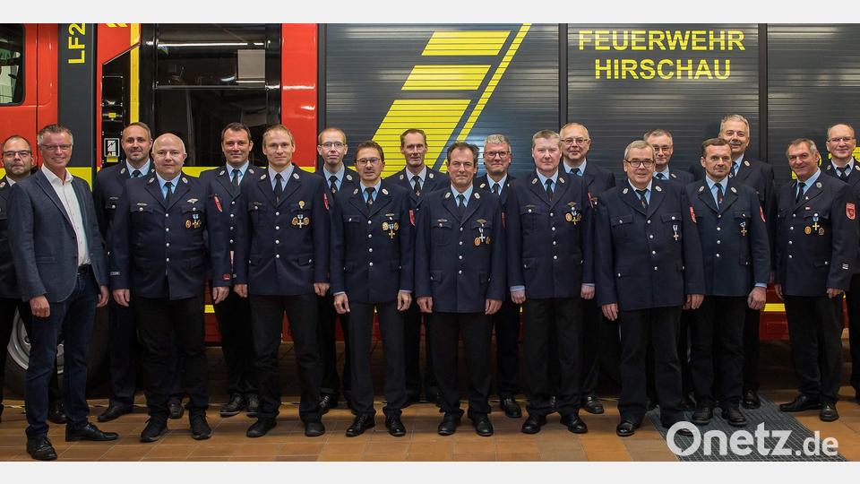 Für ihr langjähriges Engagement bei der Feuerwehr werden einige Mitglieder geehrt (von links): Kreisbrandmeister Marco Weiß, Bürgermeister Hermann Falk, Erster Kommandant Sebastian Jasinsky, Andreas Reil, Claus Meyer, Michael Lang, Patrick Künzel, Manfred Mutzbauer, Jürgen Schlaffer, Jürgen Heinz, Michael Heinz, Rudolf Endisch, Michael Dobler, Alexander Herrmann, Werner Gebert, Herbert Meyer, Michael Freimuth, Vorsitzender Michael Schuminetz und sein Stellvertreter Thomas Maier. Bild: u