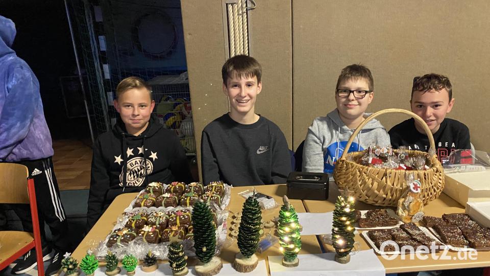 Beim Adventsbasar haben sich die Realschüler große Mühe gegeben. Vieles haben sie selbst gebastelt oder gebacken. Bild: jzk