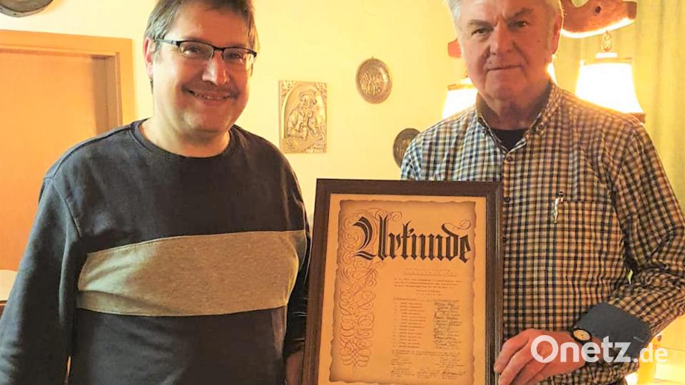 Josef Zehent (rechts) übergibt die 1981 ausgestellte Gründungsurkunde an seinem Nachfolger Wolfgang Bock. Bild: fvo