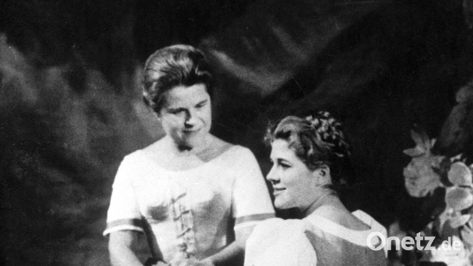 Die österreichische Schauspielerin Paula Wessely (l) als "Zufriedenheit" und ihre Tochter Christiane Hörbiger als "Lottchen" in "Der Bauer als Millionär" bei den Salzburger Festspielen. Bild: dpa