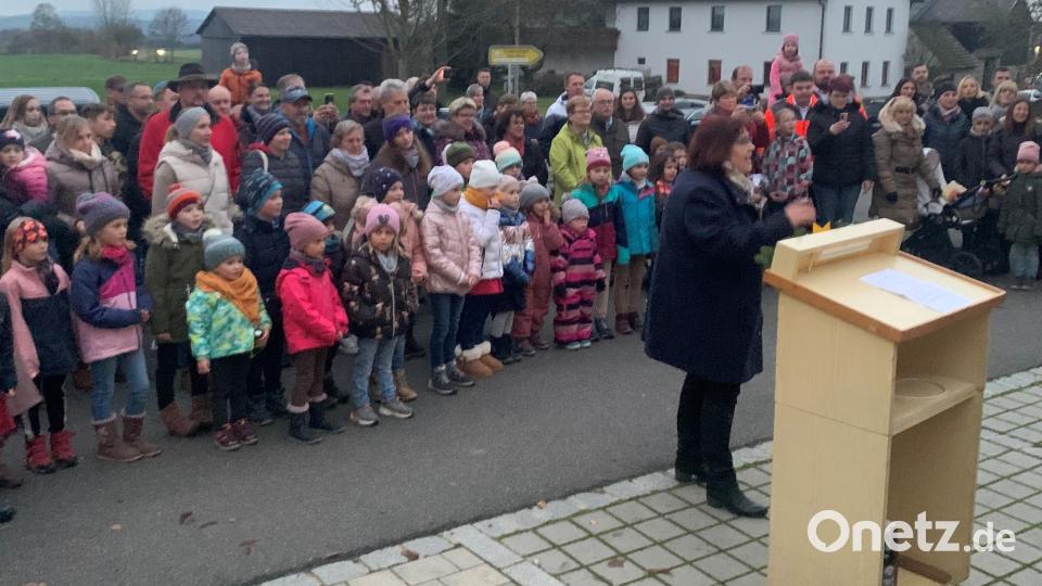 Schulleiterin Doris Bodensteiner begrüßt die Gäste. Bild: tok