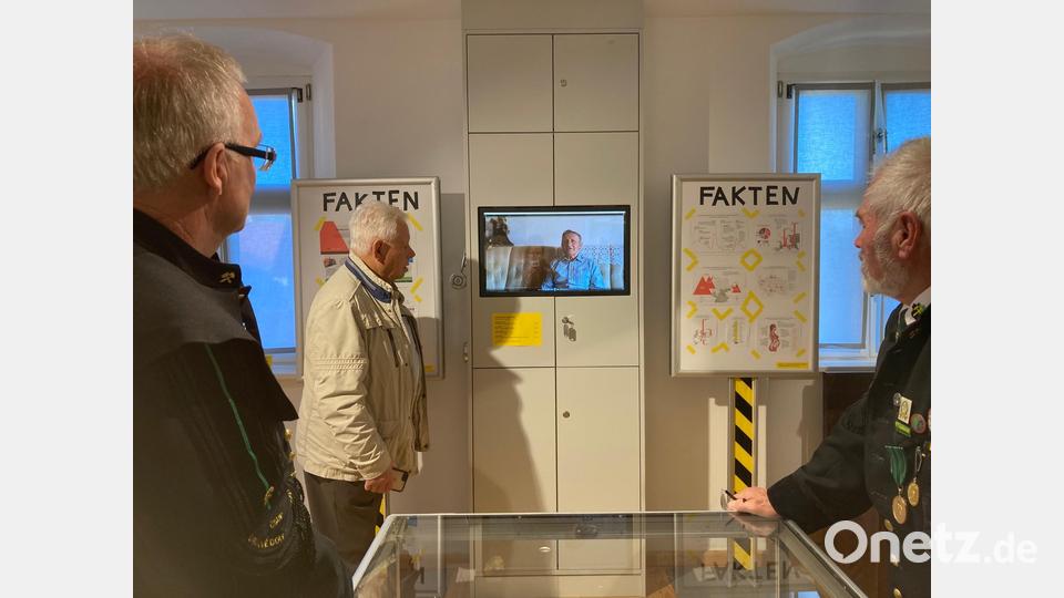 Ausstellung im Gelebten Museum Mähring. Bergleute und Besucher sehen sich Zeitzeugenvideos an. Bild: Annette Kraus/exb