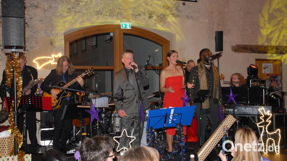 Beim Konzert „A very special Christmas“ in Schmidmühlen überzeugen nicht nur die Sänger Michael Deiml, Diana Laden und Ashonte „Dolo“ Lee. Bild: pop