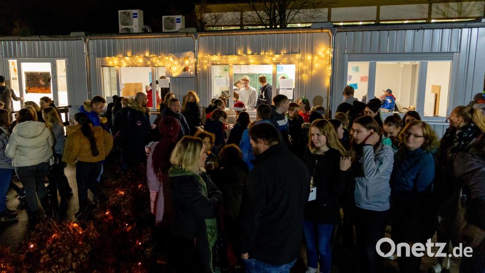 Der Weihnachtsmarkt an der Lobkowitz-Realschule in Neustadt zieht viele Besucher an. Bild: Tobias Neubert/exb