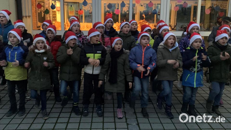 Schulkinder singen zur Feier des Tages. Bild: tok