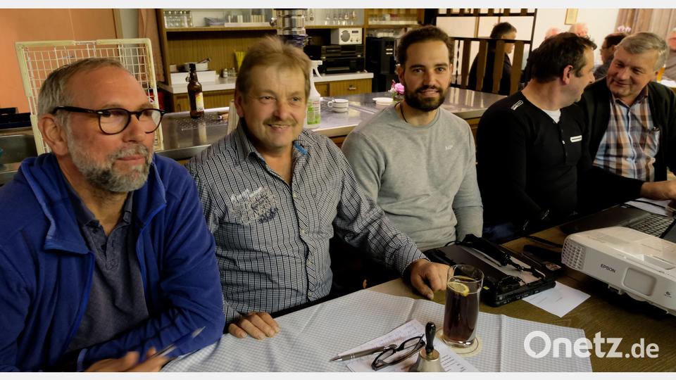 Berichte und Referate standen im Mittelpunkt der Herbstversammlung der Waldbesitzervereinigung Floß und Umgebung. Von links: Geschäftsführer Michael Bock, Vorsitzender Willy Meierhöfer, Forstamtmann Sebastian Höllerer, Kassier Bernhard Irlbacher und Schriftführer Reinhard Alberti. Bild: le