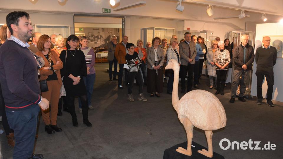Blick in die zahlreichen Besucher, die zur Vernissage gekommen waren. Im Vordergrund ein geschnitzter Nando von Tillmann Prölß. Bild: jr