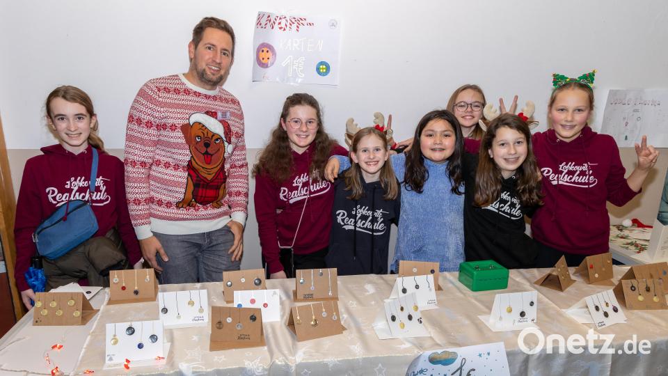 Beste Stimmung auch an den Verkaufstischen beim Weihnachtsmarkt an der Lobkowitz-Realschule in Neustadt. Bild: Tobias Neubert/exb