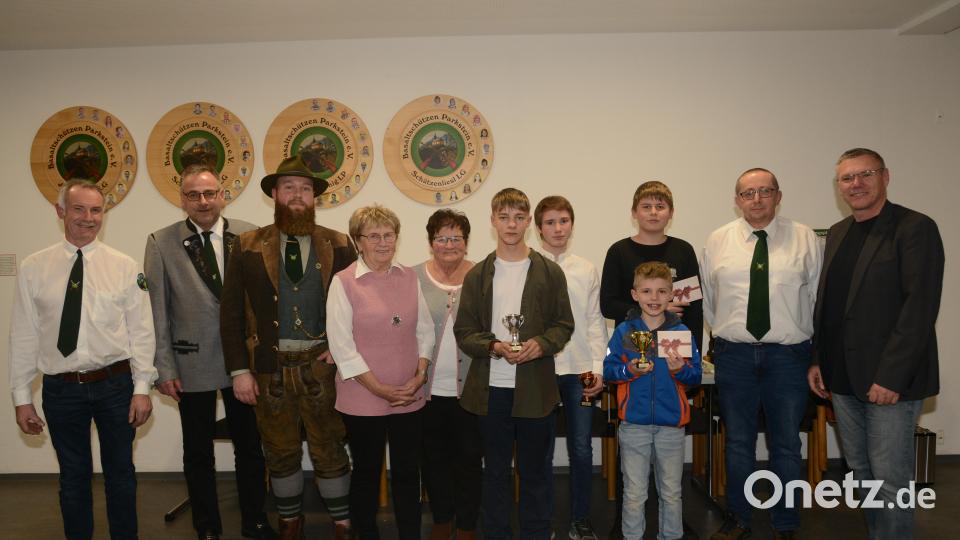 Erster Schützenmeister Johannes Kick (links) und Bürgermeister Reinhard Sollfrank (rechts) gratulieren den Siegerinnen und Siegern der Vereinsmeisterschaft. Bild: bey