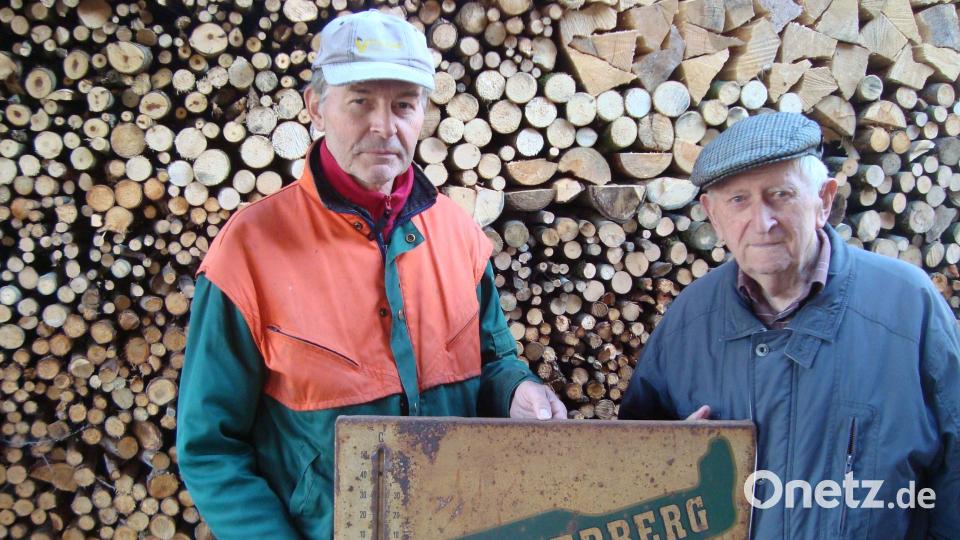 Karl und Michael Landshammer (rechts) aus Hausen bewahren noch ein Relikt aus der Zeit auf, als der Senior, inzwischen 96 Jahre alt, bis in die 1970er-Jahre einen Kramerladen in Hausen betrieb. Bild: Josef Schmaußer