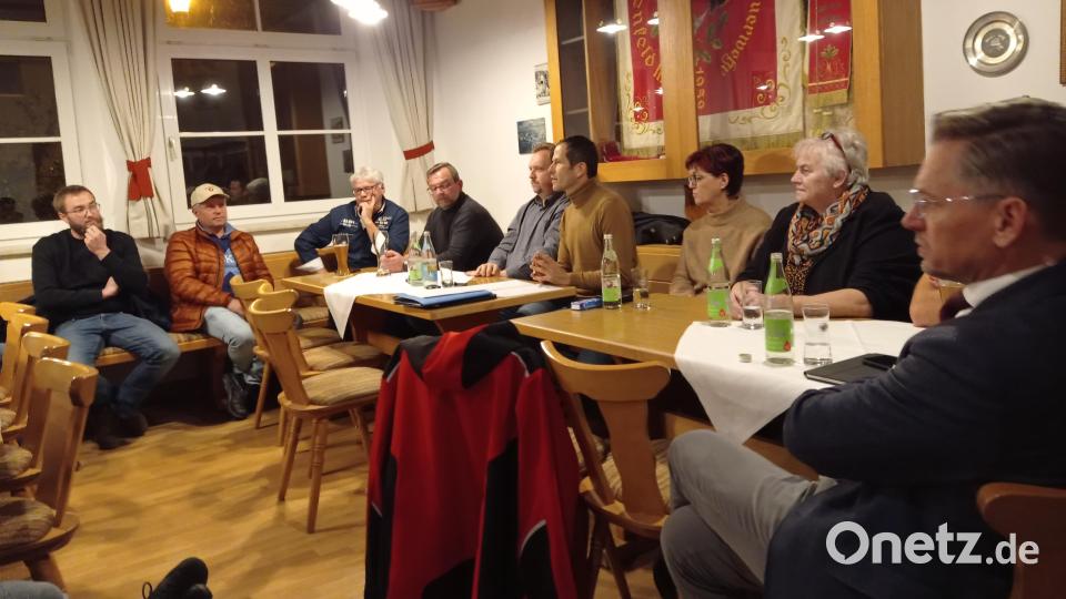 Zahlreiche Biogasanlagen-Betreiber blicken sorgenvoll in die Zukunft. CSU-Bundestagsabgeordneter Albert Rupprecht (Bildmitte) nahm ihre Argumente mit nach Berlin und schrieb einen Brandbrief an den Minister für Wirtschaft und Klimaschutz, Robert Habeck. Bild: fpoz