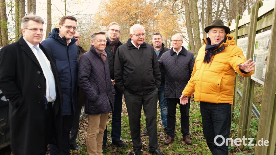 Teichwirt Hans Schießl (rechts) nahm die Mitglieder der CSU-Landtagsfraktion mit auf den Fischlehrpfad bei Asbach und erläuterte ihnen vor Ort die Aufzucht der Fische. Bild: Hirsch