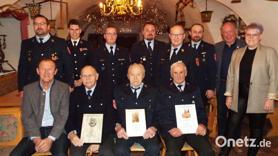 Langgediente Mitglieder der Feuerwehr Kümmersbruck werden geehrt (vorn, von links): Richard Gaßner, Franz Höreth, Hans Singer und Hans Michl. Bild: e