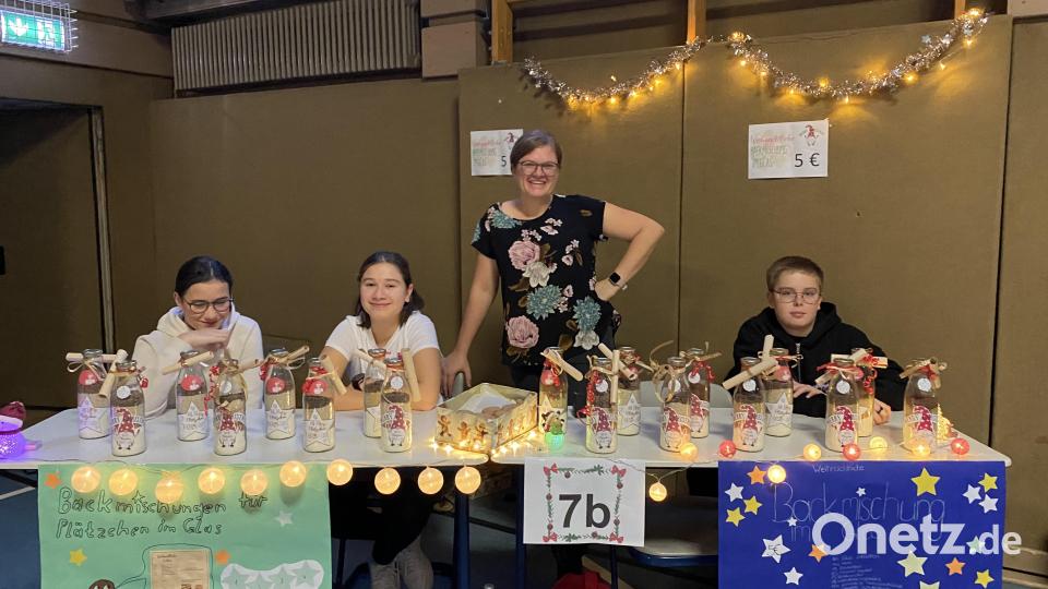 Beim Adventsbasar haben sich die Realschüler große Mühe gegeben. Vieles haben sie selbst gebastelt oder gebacken. Bild: jzk