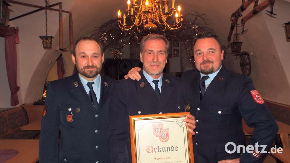 Die Feuerwehr Kümmersbruck ernennt Markus Leitl (Mitte) zum Ehrenvorsitzenden. Bild: e