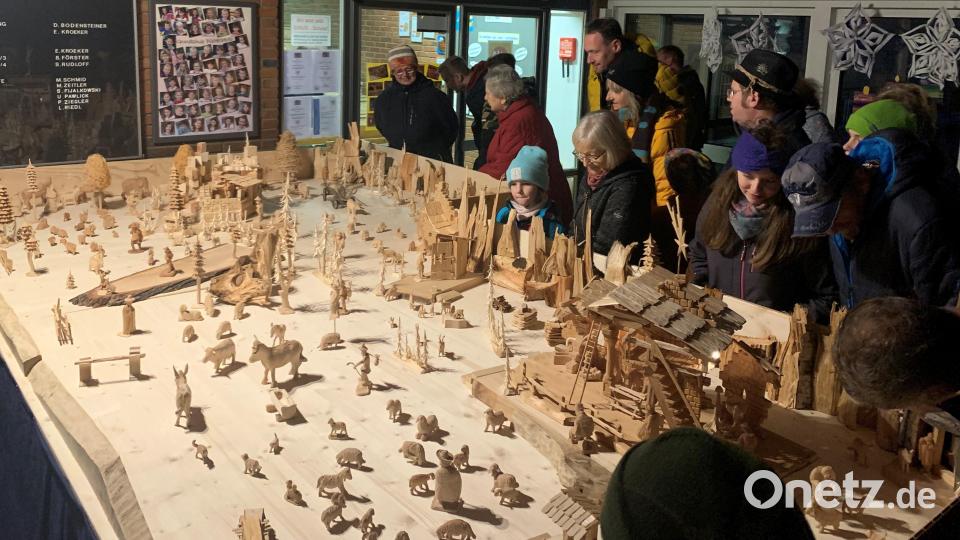Die Krippenlandschaft ist noch nicht ganz fertig, die Besucher fasziniert sie jetzt schon. Bild: tok