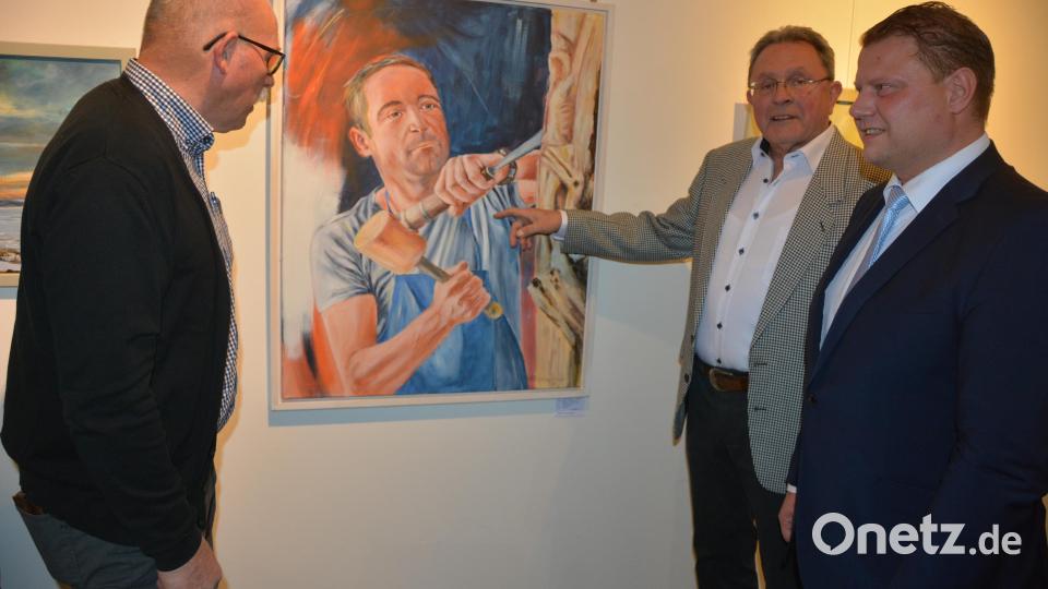 Peter F. Dotzauer (links) und Hans-Günther Pietschmann (Zweiter von rechts) führten Bürgermeister Stefan Grillmeier durch die Ausstellung. Bild: jr