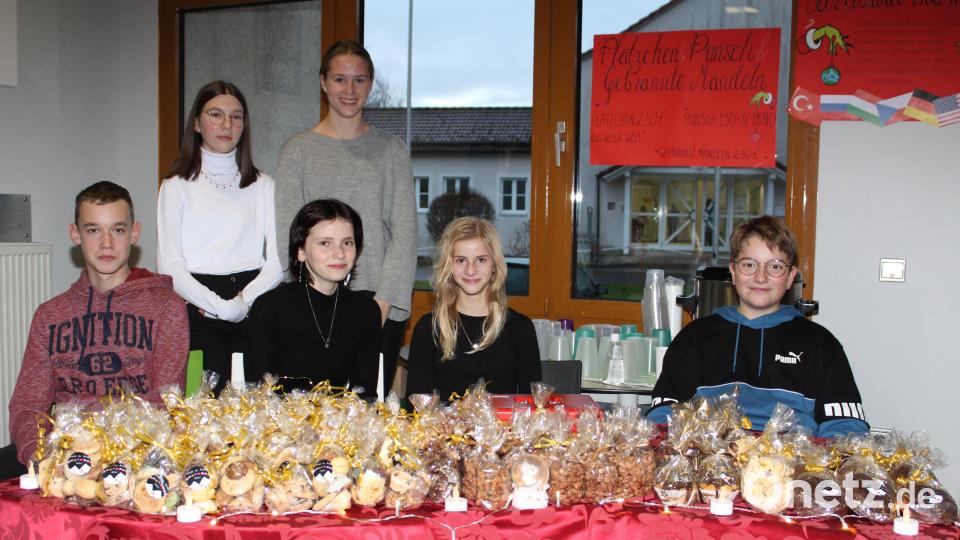 Beim Adventsbasar haben sich die Realschüler große Mühe gegeben. Vieles haben sie selbst gebastelt oder gebacken. Bild: jzk