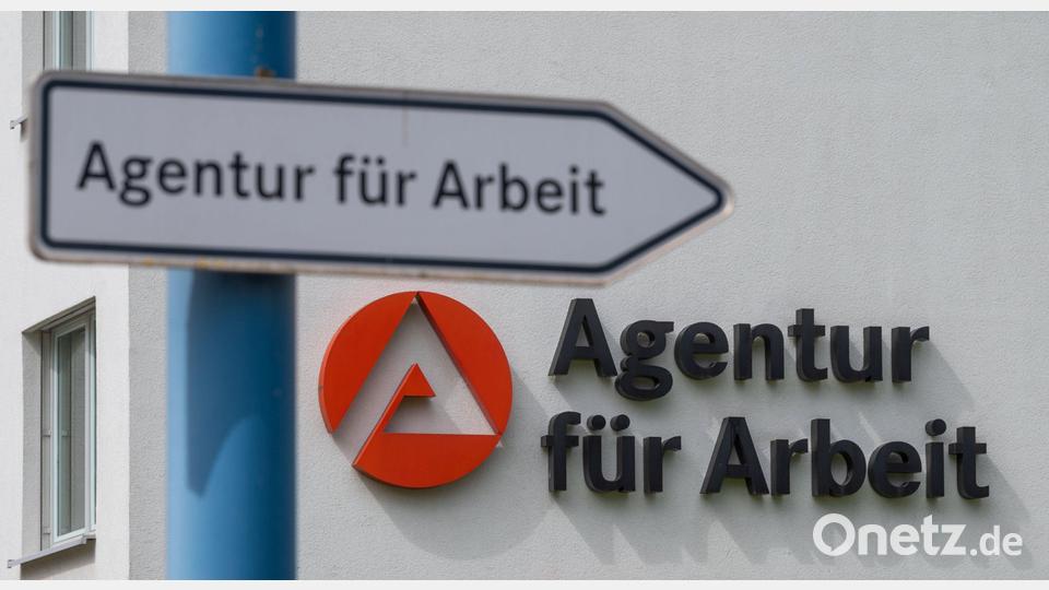 Das Logo der Agentur für Arbeit ist an dem Gebäudekomplex der Behörde in Sangerhausen zu sehen. (zu dpa «Arbeitslosigkeit sinkt trotz Corona-Krise deutlich») Foto: Hendrik Schmidt/dpa-Zentralbild/dpa +++ dpa-Bildfunk +++ Bild: Hendrik Schmidt