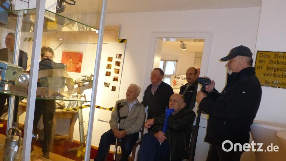 Ausstellung im Gelebten Museum Mähring. Ehemalige Bergleute (Mitte) bei der Ausstellungseröffnung. Bild: Gelebtes Museum Mähring/exb