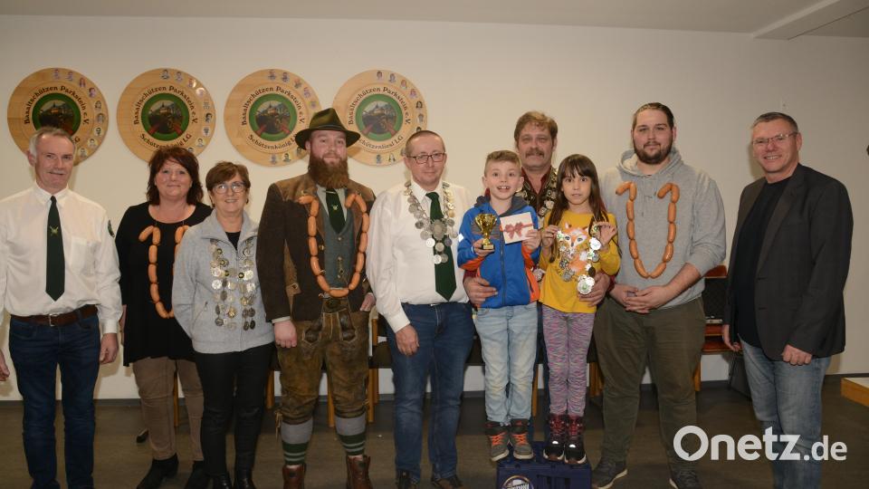 Die Schützenkönige. Sportwart Jürgen Völkl (Mitte) braucht seine Königskette nicht abnehmen, er darf sie bis ins nächste Jahr weitertragen. Bild: bey