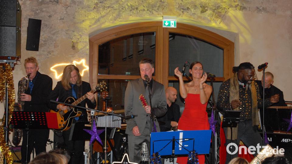 Beim Konzert „A very special Christmas“ in Schmidmühlen überzeugen nicht nur die Sänger Michael Deiml, Diana Laden und Ashonte „Dolo“ Lee. Bild: pop