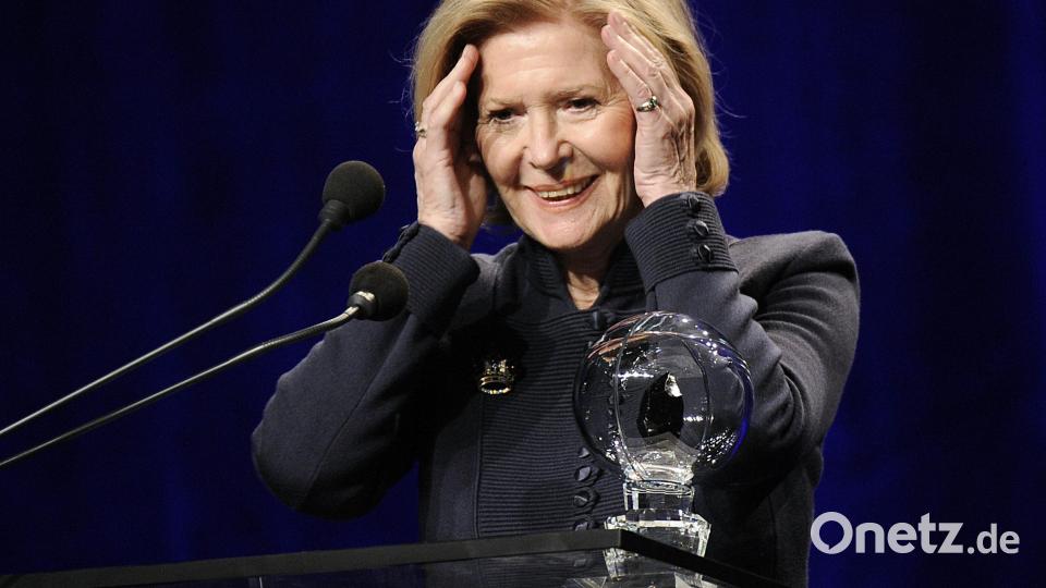 Christiane Hörbiger freut sich bei der feierlichen Verleihung des Steiger Awards. Bild: Henning Kaiser