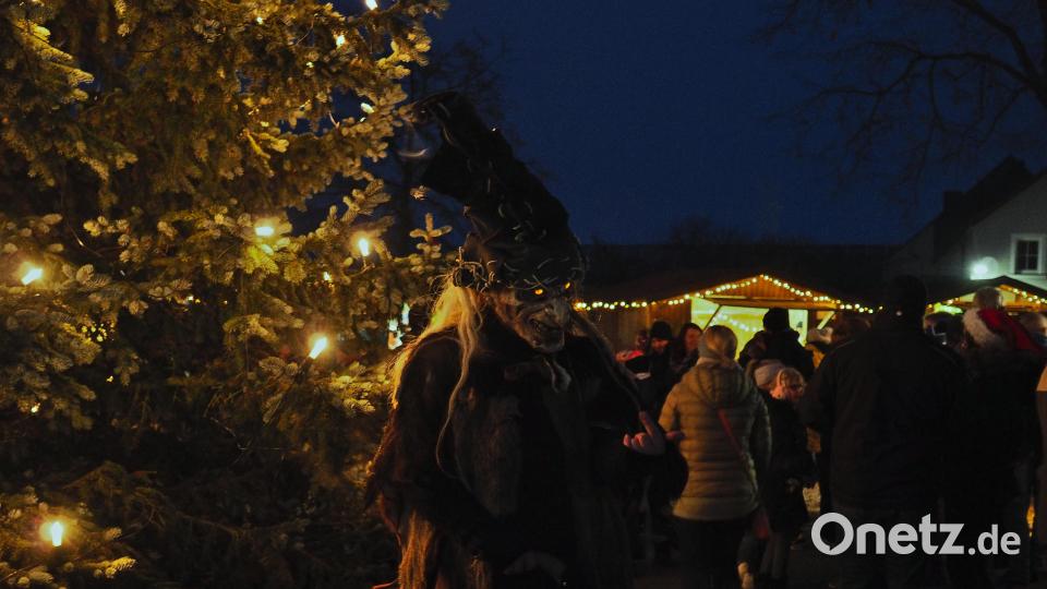 Die &quot;Trausnitzer Burgdeifl&quot; waren mit unterschiedlichen Gestalten am weihnachtlich geschmückten Dorfplatz unterwegs. Bild: lum