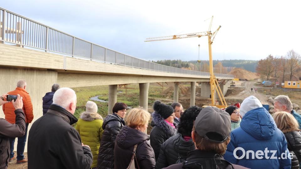 Sehr nahe an die Brückenbaustelle kamen die Gäste am Liebensteiner Stausee. Im Rathaus hatte Bürgermeister Lothar Müller noch ein Video der missglückten Sprengung gezeigt. Bild: flt