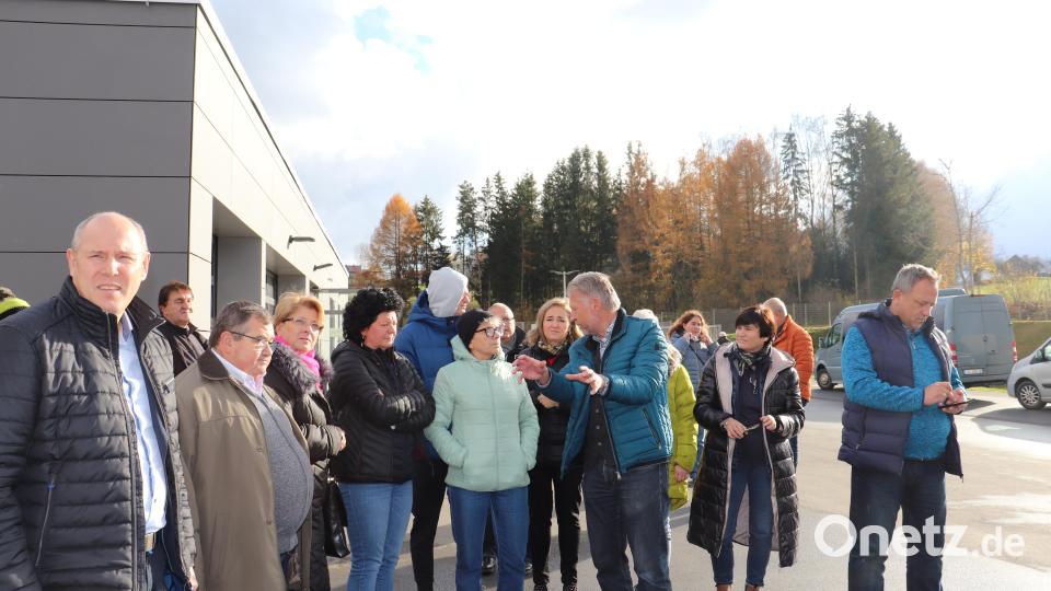 Bürgermeister Lothar Müller erklärte den Gästen die neue Kläranlage. Bild: flt