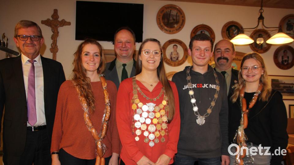 Die neuen Schützenkönige und ihre Vorgänger: (von links) Dritter Bürgermeister Norbert Schuller, Melanie Bäuml, Schützenmeister Bernhard Härtl, Schützenkönigin Maria Prockl, Jungschützenkönig Jonas Fischer, Sportleiter Helmut Forster und Johanna Härtl. Bild: kro
