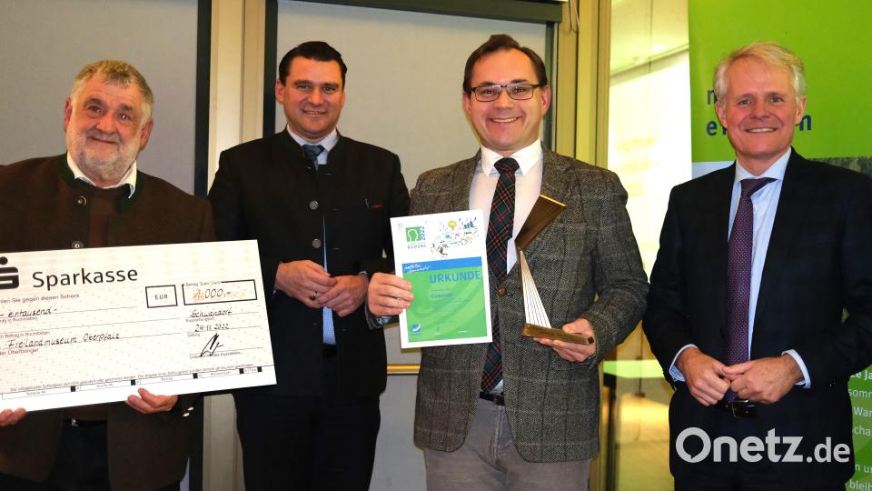 Der Zukunftspreis der außerschulischen Bildungseiunrichtungen geht an das Freilandmuseum Oberpfalz.. IHK-Vizepräsident Thomas Hanauer (rechts) und Landrat Thomas Ebeling (Zweiter von links) überreichten den Scheck und die Skulptur an den Fördervereinsvorsitzenden Armin Schärtl (links) und Museumsleiter Tobias Hammerl (Zweiter von rechts). Bild: Hirsch