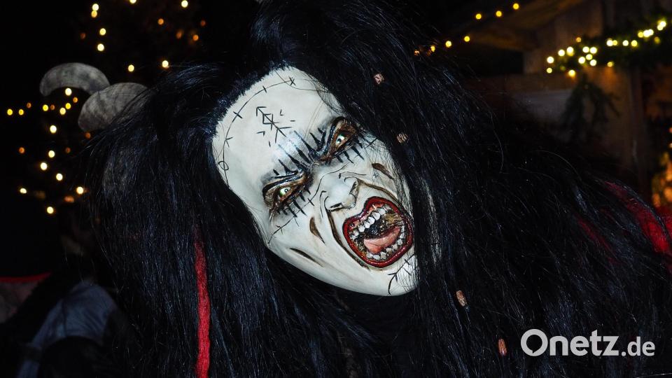 Die Krampusgestalten der &quot;Trausnitzer Burgdeifl&quot; waren ein Highlight des Adventszaubers in Wildenreuth. Bild: lum